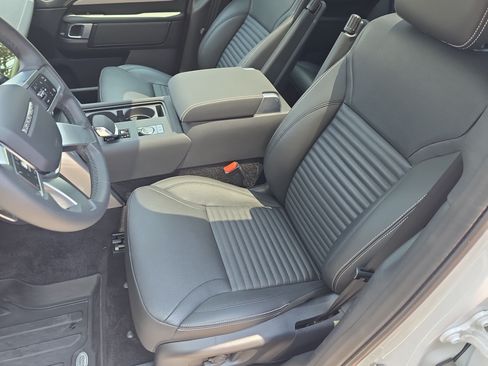 Certified 2025 Land Rover Discovery Dynamic SE AWD/4WD image 16