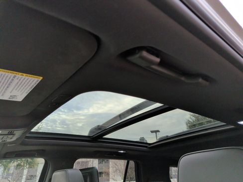 Used 2024 GMC Yukon Denali w/ Advanced Technology Package image 30