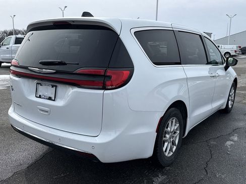 Used 2024 Chrysler Pacifica Touring-L image 8