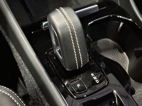 Used 2022 Volvo XC40 T5 R-Design w/ Climate Package image 15