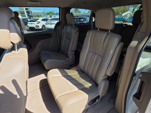 Used 2013 Chrysler Town & Country Touring-L w/ Entertainment Group #2 FWD image 18