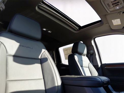 New 2026 GMC Sierra 1500 Denali w/ Denali Reserve Package image 15