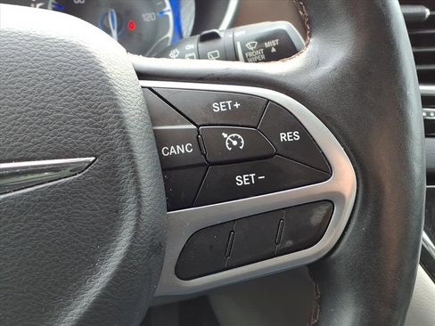 Used 2017 Chrysler Pacifica Touring-L Plus w/ Tire & Wheel Group image 22