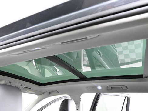 Certified 2022 Volkswagen Tiguan SE w/ Panoramic Sunroof Package FWD image 5