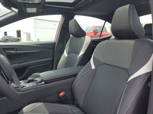 Used 2025 Toyota Camry SE image 11