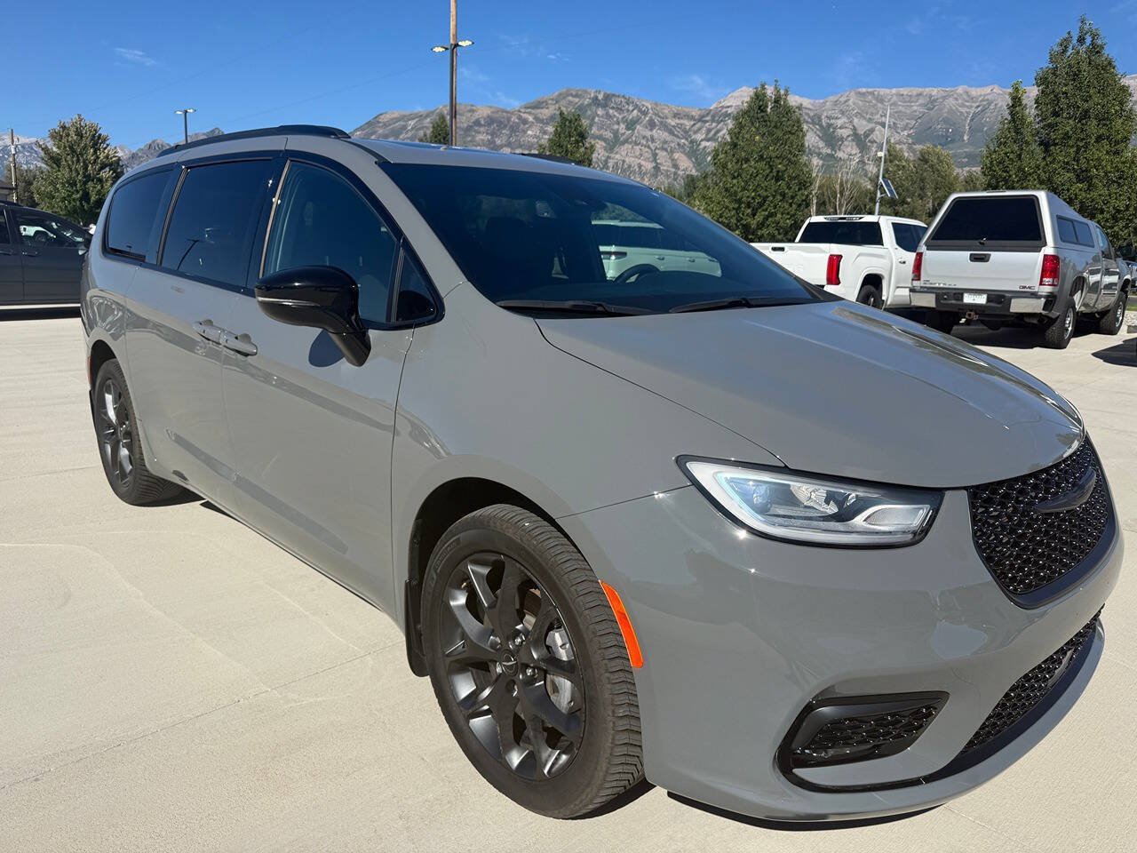 Used 2023 Chrysler Pacifica Limited w/ Uconnect Theater Family Group AWD/4WD image 1