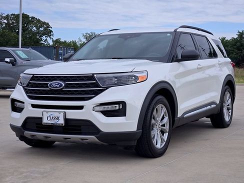 Used 2024 Ford Explorer XLT w/ Equipment Group 202A RWD image 4