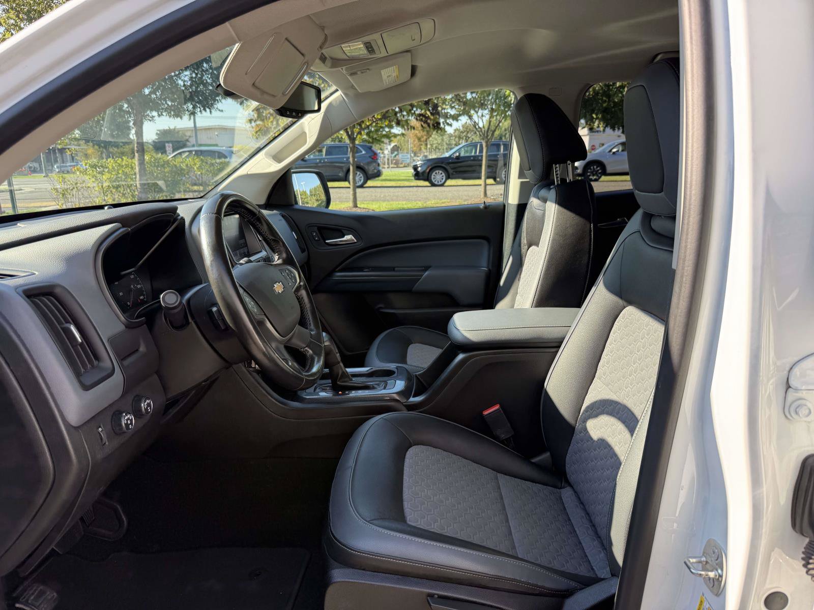 Used 2017 Chevrolet Colorado Z71 AWD/4WD image 12