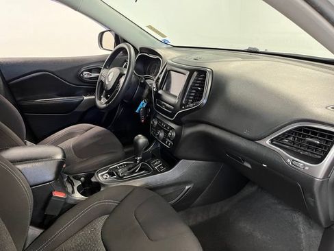 Used 2019 Jeep Cherokee Latitude w/ Popular Appearance Group FWD image 11