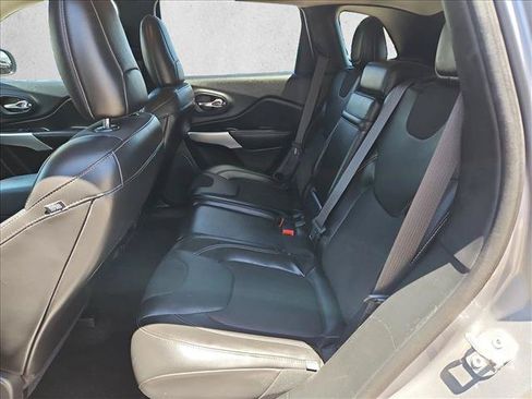 Used 2018 Jeep Cherokee Latitude Plus w/ Cold Weather Group AWD/4WD image 24