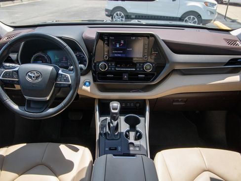Used 2022 Toyota Highlander XLE AWD/4WD image 24