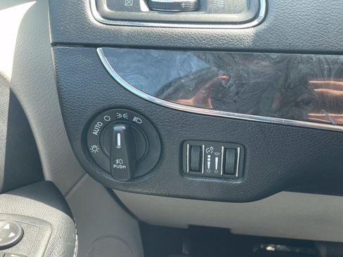 Used 2016 Chrysler Town & Country Touring FWD image 14