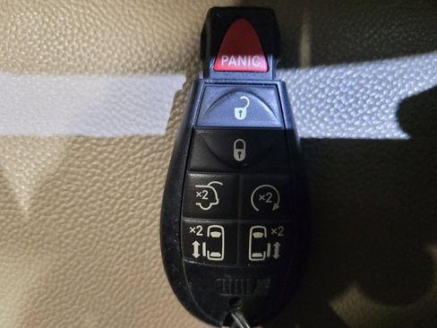 Used 2015 Chrysler Town & Country Touring-L w/ Driver Convenience Group image 32