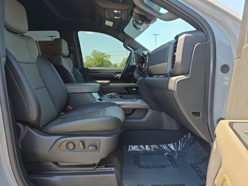 Used 2024 Chevrolet Silverado 2500 ZR2 w/ Technology Package AWD/4WD image 30