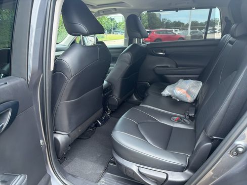 Used 2023 Toyota Highlander XLE FWD image 5