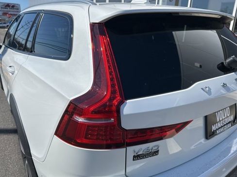 Used 2025 Volvo V60 B5 Cross Country Plus image 10