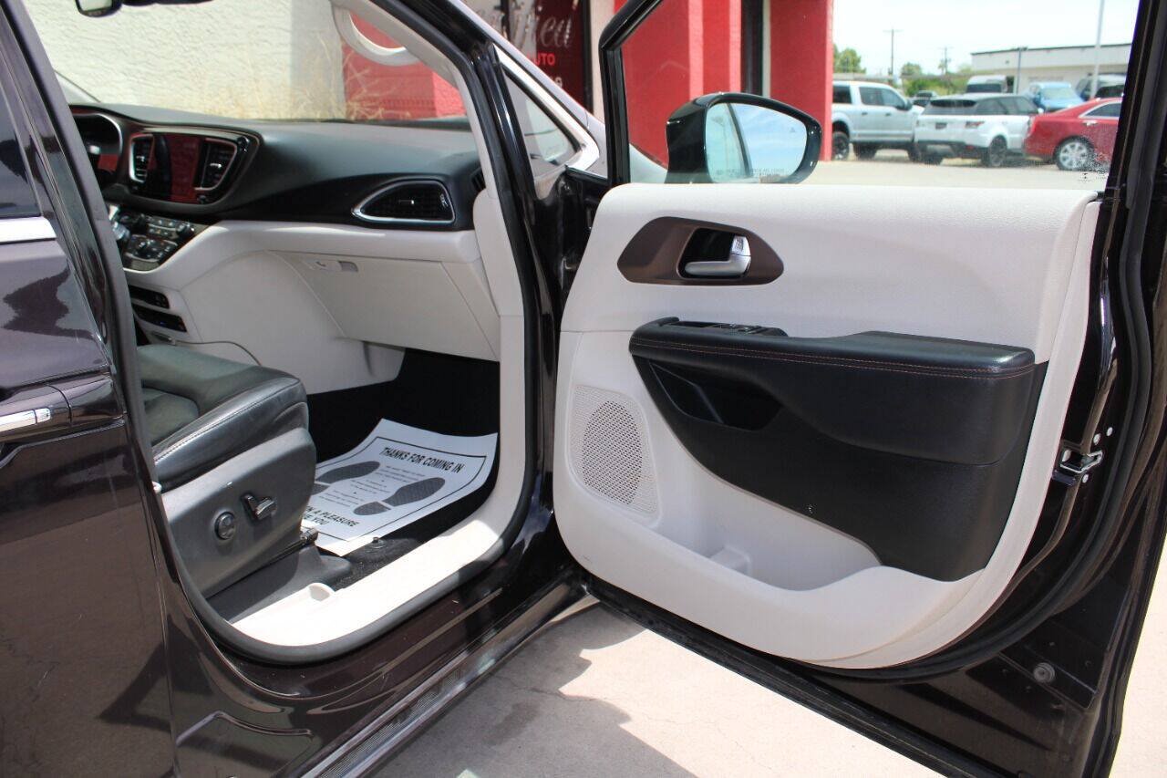 Used 2017 Chrysler Pacifica Touring-L Plus w/ Advanced Safetytec Group FWD image 13