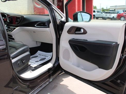 Used 2017 Chrysler Pacifica Touring-L Plus w/ Advanced Safetytec Group FWD image 13
