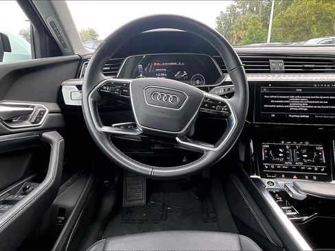 Used 2022 Audi e-tron Premium Plus w/ Premium Plus Package image 19