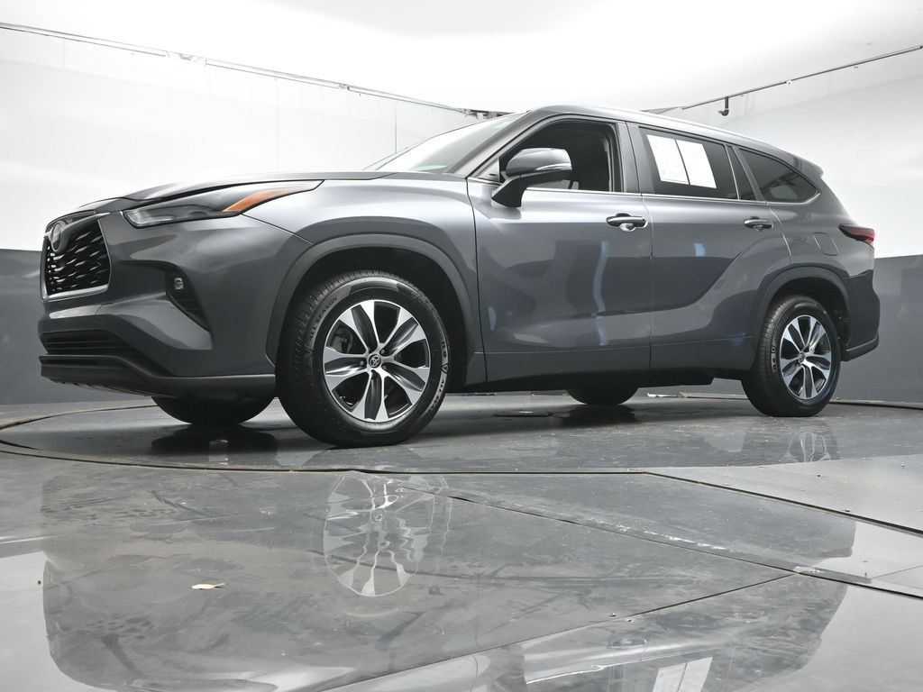 Used 2024 Toyota Highlander XLE FWD image 35