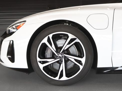 Used 2023 Audi e-tron GT Premium Plus image 11