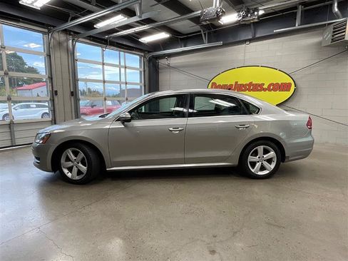 Used 2012 Volkswagen Passat 2.5 SE FWD image 2