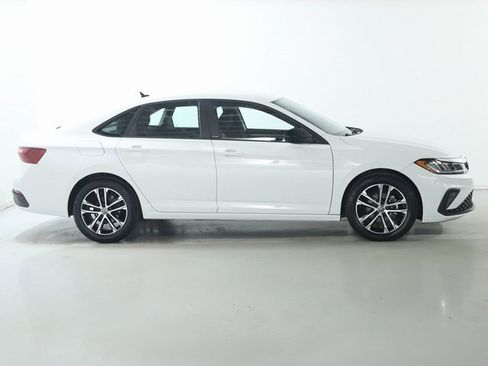 Used 2025 Volkswagen Jetta Sport image 11