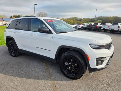 Used 2025 Jeep Grand Cherokee 4WD image 3