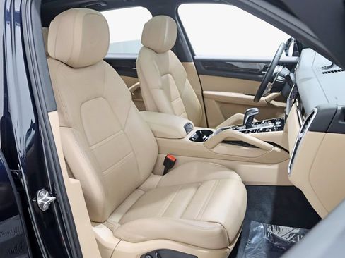 Used 2023 Porsche Cayenne AWD/4WD image 27