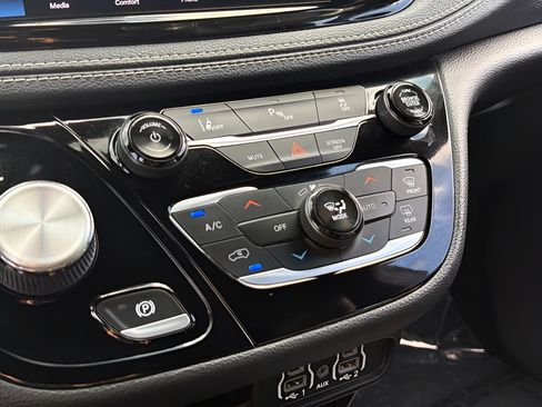 Used 2022 Chrysler Pacifica Touring-L w/ S Appearance Package FWD image 52