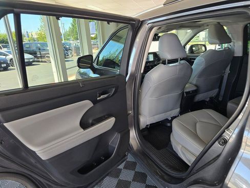 Used 2022 Toyota Highlander XLE AWD/4WD image 36