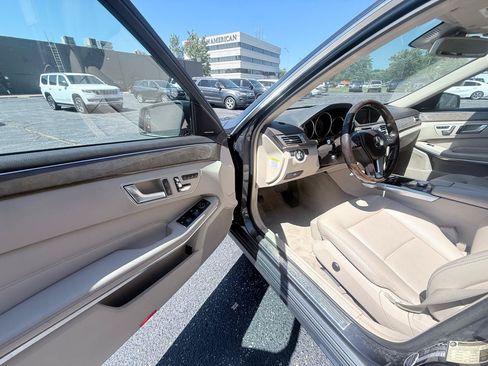 Used 2014 Mercedes-Benz E 350 4MATIC Sedan image 9
