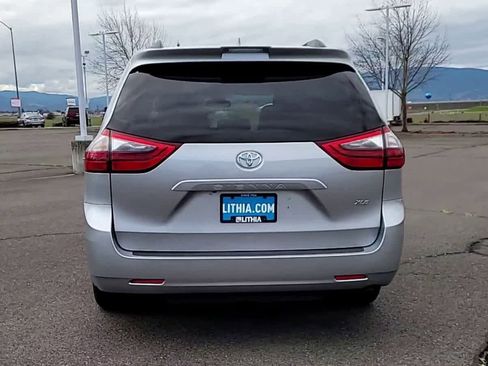 Used 2020 Toyota Sienna XLE image 7