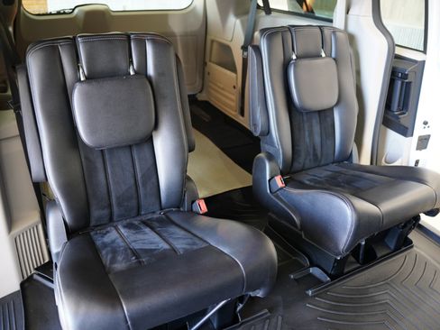 Used 2018 Dodge Grand Caravan SXT image 32