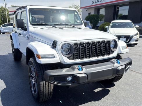 Used 2024 Jeep Wrangler Unlimited w/ Convenience Group AWD/4WD image 4