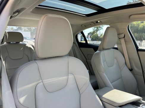 Used 2020 Volvo S60 T5 Momentum w/ Protection Package image 8