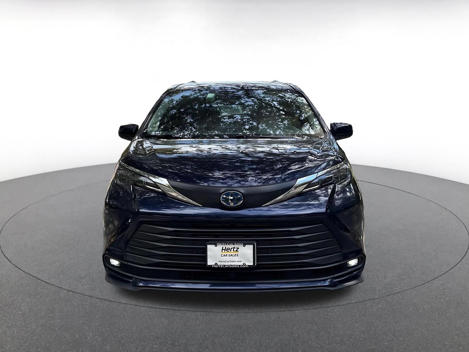 Used 2025 Toyota Sienna XLE FWD image 2