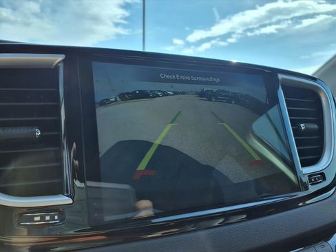Used 2023 Chrysler Pacifica Touring-L image 14