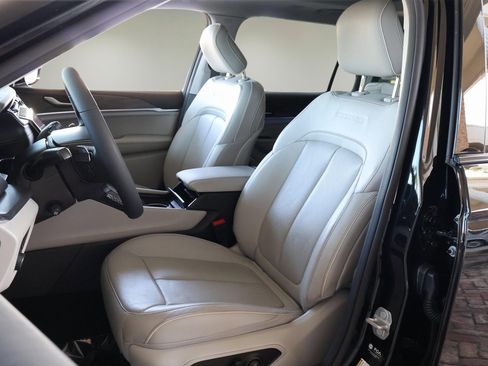 Used 2023 Jeep Grand Cherokee L Overland image 12