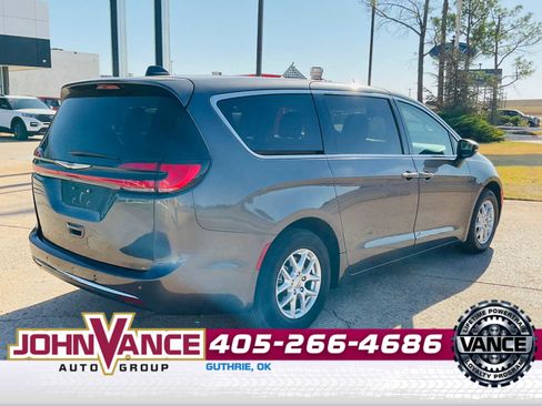 Used 2023 Chrysler Pacifica Touring-L image 8