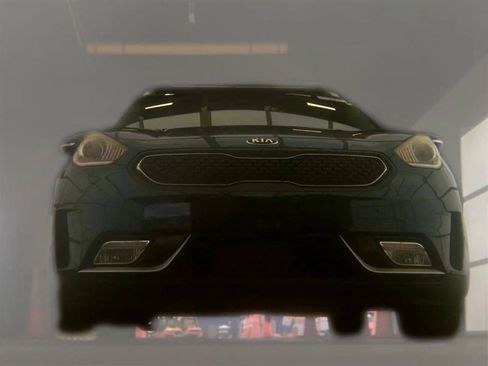 Used 2017 Kia Niro EX FWD image 3
