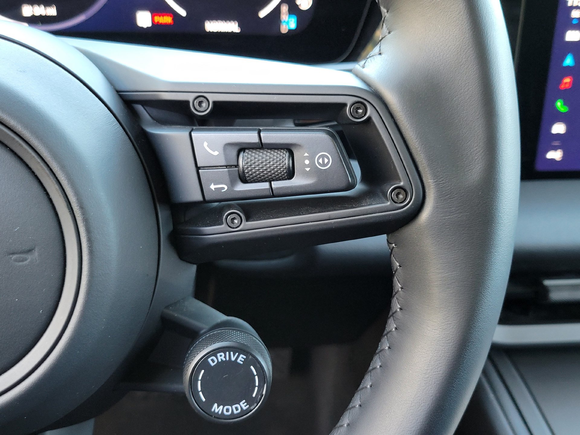Used 2025 Porsche Macan Electric RWD image 12