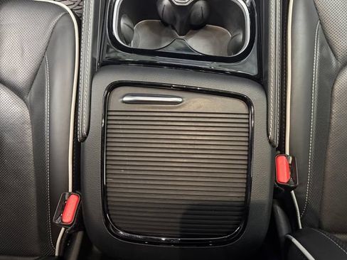 Used 2025 Chrysler Pacifica Limited AWD/4WD image 16