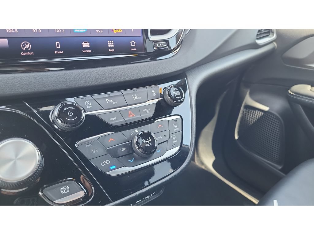 Used 2025 Chrysler Pacifica Select FWD image 17