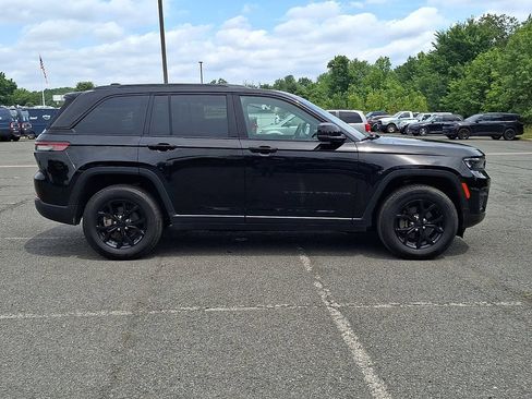 Used 2025 Jeep Grand Cherokee Altitude AWD/4WD image 10