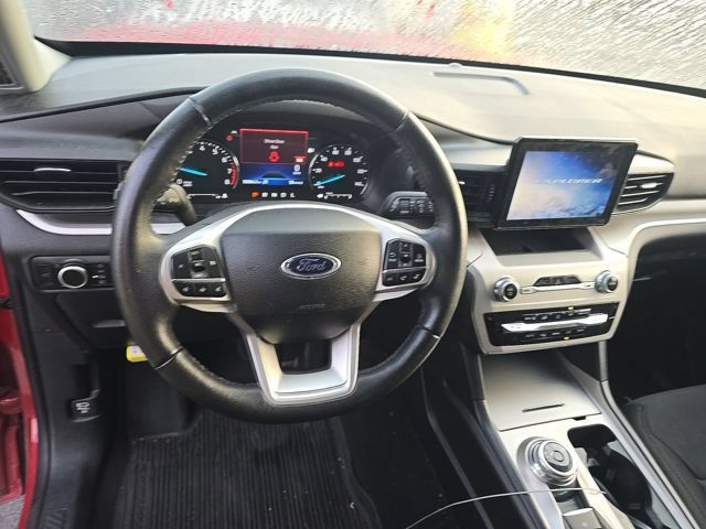 Used 2024 Ford Explorer XLT AWD/4WD image 10