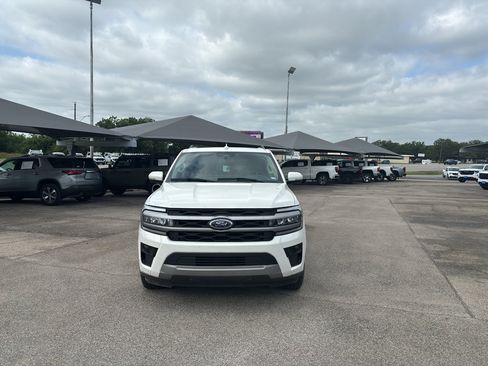 Used 2024 Ford Expedition Max XLT RWD image 2