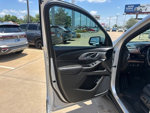 Used 2022 Chevrolet Traverse LT FWD image 11
