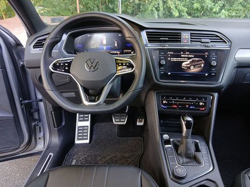 Used 2024 Volkswagen Tiguan SE R-Line AWD/4WD image 14
