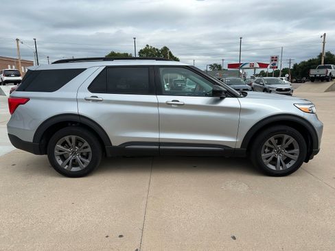 Used 2023 Ford Explorer XLT w/ Equipment Group 202A image 7